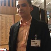 Étudiant bilingue en anglais ayant cours dans une école de commerce international avec des cours principalement en anglais